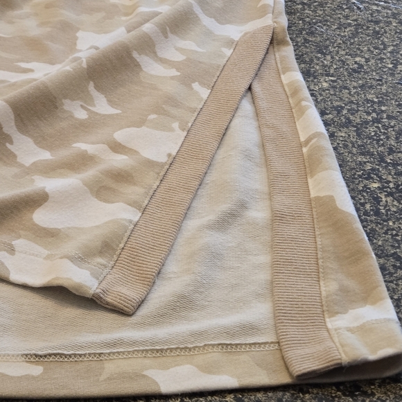 Wonderland Studio Sweatshirt Tan & Cream Camo Pattern Slit Sides Women size 3X - Picture 5 of 9